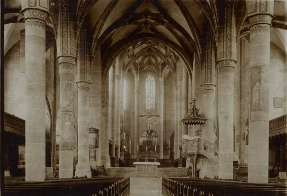 Innenansicht des Chores. Als Vorlage für eine Postkarte benutztes Foto des Ansichtskartenverlags von August Seyboth in Hall, um 1900 (StadtA Schwäb. Hall Seyboth FS 0004)