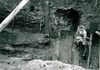 Drei weitere Soletröge nach ihrer Freilegung in der Baugrube. Längs der Grube die komplett ausgegrabenen Soletröge 3 und 4, quer liegend Soletrog 2 (Fundstelle 17 auf dem Grabungsplan von E. Kost). Foto: G. Eichner (StadtA Schwäb. Hall HV-F 666).