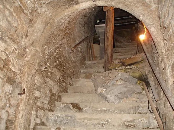 Treppe zum unteren Keller. Bild von 2007. Foto: Daniel Stihler (StadtA Schwäb. Hall DIG 02738)
