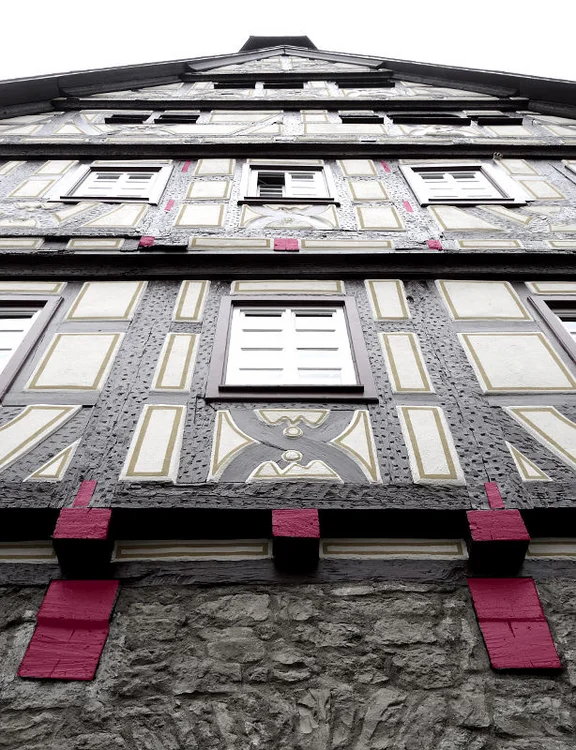 Straßenseitige Fassade; die Schnittflächen der abgesägten Balken des Erkers sind rot markiert. Foto: Albrecht Bedal (StadtA Schwäb. Hall DIG 11553)