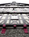Straßenseitige Fassade; die Schnittflächen der abgesägten Balken des Erkers sind rot markiert. Foto: Albrecht Bedal (StadtA Schwäb. Hall DIG 11553)
