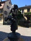 Brunnen mit Gnomfigur neben dem Haus Gelbinger Gasse 72, Bronzeplastik von Jürgen Goertz, 1986, Nordostansicht der Figur, September 2018 (StadtA Schwäb. Hall DIG 11030).