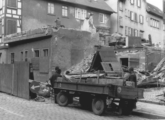 Während des Abbruchs, 1968 (StadtA SHA FS 00361)
