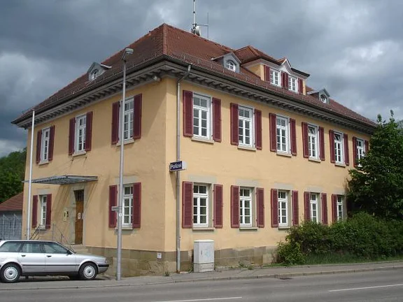 Nordwestseite des ehemaligen Wohnhauses für den Salinendirektor, 2007. Das Salinenareal wird durch die ab 1933 gebaute Johanniterstraße durchschnitten. Foto: Daniel Stihler (StadtA Schwäb. Hall DIG 04395)
