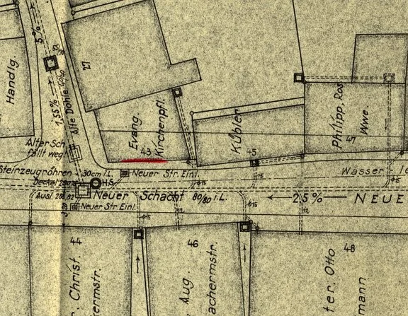 Lageplan mit den Abwasserdolen in der Langen Straße, vermutlich aus den 1930er Jahren. Die in die Straße hineinragende nordwestliche Hausecke, wegen der man das Haus als Verkehrshindernis betrachtete, ist gut zu erkennen (StadtA SHA 27/443)