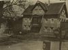 Das Anwesen um 1930, fotografiert von der damaligen Tankstelle bei „Bader & Hagelloch“ aus. Im Vordergrund ist eine Zapfsäule erkennbar. Foto: Privat (StadtA Schwäb. Hall DIG 06493)