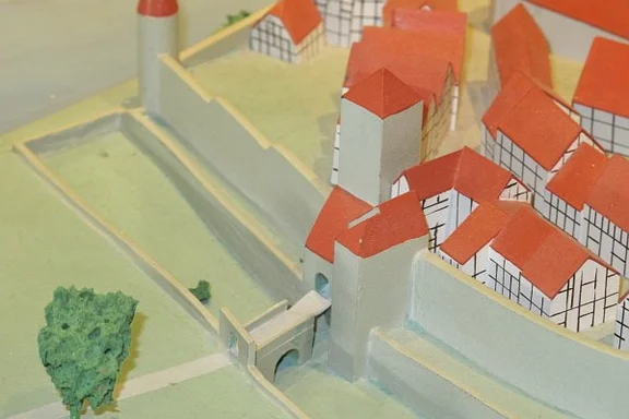 Das Weilertor auf dem Stadtmodell im Hällisch-Fränkischen Museum, Stand ca. 1643 (StadtA Schwäb. Hall DIG 01168)