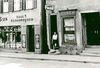 Erdgeschoss (links) mit dem Uhrengeschäft Bischoff, rechts Markstraße 11. Bild von ca. 1955/56 (StadtA SHA FS 00771)