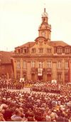 Begrüßung von Ministerpräsident Filbinger durch Trachtengruppen vor dem Rathaus, 1977. Foto: Eberhard Weller, Schwäbisch Hall (StadtA Schwäb. Hall FS 06793)
