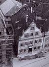 Foto um 1950; das Haus diente (ausweislich des Schilds über dem Eingang) zu diesem Zeitpunkt noch als Sitz des „US Military Gouvernments“ für den Landkreis Schwäbisch Hall. Foto: Prof. Adolf Schumacher (StadtA Schwäb. Hall FS 49823)