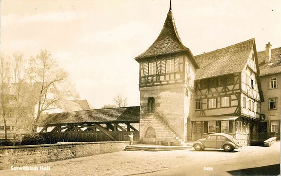 Gesamtensemble mit geparktem VW „Käfer“, wohl frühe 1950er Jahre (StadtA Schwäb. Hall FS 54123)