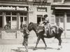 Historischer Festumzug vor der Weinstube Dauch, um 1930. Aus einem Fotoalbum des Justizassistenten Johannes Wagner (StadtA Schwäb. Hall R94/6)