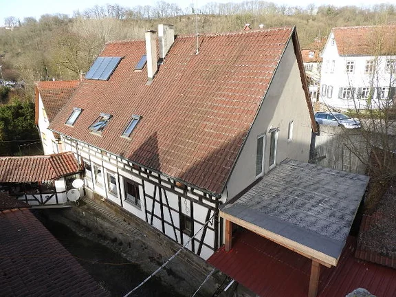 Rück- bzw. Südwestseite mit Waschbach, Aufnahme von 2016. Foto: Günter Albrecht (StadtA Schwäb. Hall DIG 7293)