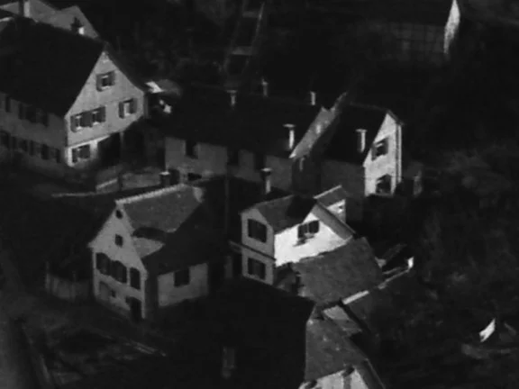 Ausschnitt aus einem von der Comburg aus gemachten Foto der Kleincomburg und des Kleincomburger Wegs. Undat., um 1928-1935. Fotograf unbekannt (StadtA Schwäb. Hall DIG 05642, Original: Ivo Lavetti / www.nostalgus.de, alle Rechte vorbehalten)