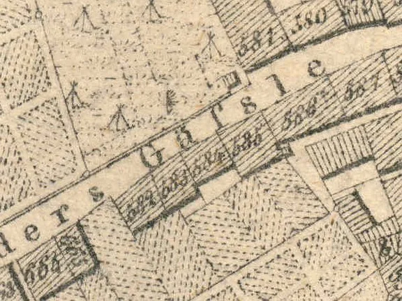 Ausschnitt aus dem Primärkataster  von 1827. Das Gebäude hat die Nummer 585 und ist in der Bildmitte in der unteren Häuserzeile zu erkennen (StadtA SHA S13/0583)