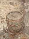 Dritter (südöstlicher) Keller, stehendes altes Fass, auf dem Boden sind die Dauben weiterer Fässer zu erkennen, Oktober 2009. Foto: Daniel Stihler (StadtA Schwäb. Hall Server Häuserlexikon)