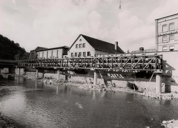 Bau des „Stadtwerkestegs“, Oktober 1981. Foto: Haller Tagblatt (StadtA Schwäb. Hall FS 15337)