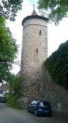 Blick aus Südwesten auf den Turm, Juli 2016. Foto: Daniel Stihler (StadtA Schwäb. Hall DIG 07860)