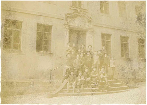 Schülergruppe vor dem „Claßgebäude“, um 1900-1910 (StadtA Schwäb. Hall FS 54576)