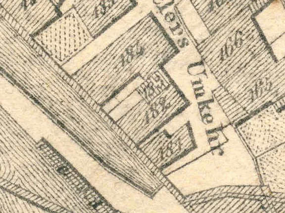 Ausschnitt aus dem Primärkataster  von 1827. Das Gebäude hat die Nummer 183 (kleiner Grundriss zwischen Nr. 184 und 182) (StadtA SHA S13/0583)