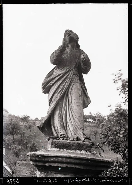 Barocke Skulptur des Evangelisten Johannes, undat., Anfang des 20. Jahrhunderts. Aus der Glasnegativ-Sammlung des Landesdenkmalamts (Landesarchiv Baden-Württemberg, Abt. Staatsarchiv Ludwigsburg, EL 228 a I Nr 1306 / Permalink http://www.landesarchiv-bw.de/plink/?f=2-1102567-1).