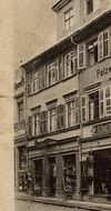 Auf einer Werbepostkarte eines Geschäfts im Nebenhaus Neue Straße 17, um 1910 (StadtA SHA R89/43)