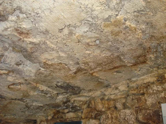 Abdruck von Verschalungsbrettern am Gewölbe nahe der westlichen Stirnwand. Foto: Daniel Stihler (StadtA Schwäb. Hall DIG 05211)
