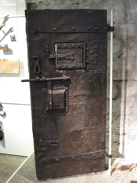 Aus dem Malefizturm stammende, eiserne Gefängnistür (vermutlich 17. Jahrhundert), heute im Hällisch-Fränkischen Museum. Bild von 2013. Foto: Daniel Stihler (StadtA SHA DIG 05166)