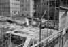 Blick über die Baustelle in Richtung Nordosten auf  Rathaus und Widmanhaus, Anfang 1939. In der linken Bildmitte ist der obere Teil des Kellergewölbes erkennbar, unter dem die ersten keltischen Funde gemacht wurden. Foto: E. Schwend (StadtA Schwäb. Hall FS 40998)