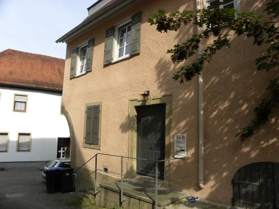Blick entlang der südlichen Seitenwand zur Neustetterstraße, 2014. Foto: Günter Albrecht (StadtA Schwäb. Hall DIG 07251)