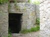 Der rechts gelegene, schmale Durchgang in den Burghof markiert den Standort des Tores zur Hauptburg zu erkennen. Unmittelbar vor dem Torbereich befindet sich der Eingang in einen noch erhaltenen Felsenkeller. Bild aus dem April 2007. Foto: Daniel Stihler (StadtA Schwäb. Hall DIG 04327)