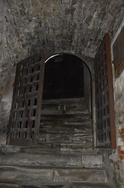 Blick aus dem Gewölbekeller auf die Treppe zum Tor auf der Südseite, Oktober 2018. Foto: Daniel Stihler (StadtA Schwäb. Hall DIG 11163)