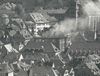 Die noch qualmende Ruine des Rathauses auf einem Foto eines Kriegsberichterstatters der US Army, 18. April 1945. Foto: US National Archives and Records Administration (StadtA Schwäb. Hall FS 11665)