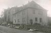 Nach dem US-amerikanischen Luftangriff auf Schwäbisch Hall vom 23. Februar 1945. Das Haus sieht zur Straßenseite hin weitgehend unbeschädigt aus (StadtA SHA FS 38469)