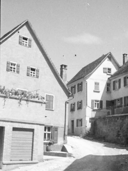 Blick aus Richtung Südwesten auf die Abzweigung zum „Stöckle“, das Haus Nr. 18 liegt hier ebenfalls links. Undat., um 1928-1935. Fotograf unbekannt (StadtA Schwäb. Hall DIG 05598, Original: Ivo Lavetti / www.nostalgus.de, alle Rechte vorbehalten)