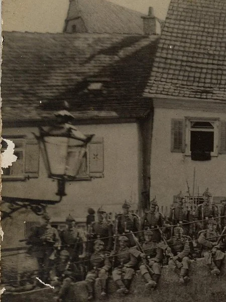 Ausschnitt aus einem Gruppenbild von Soldaten des III. Bataillon des Reserve-Infanterie-Regiments 121, vermutlich kurz vor dessen Abmarsch in den Ersten Weltkrieg am 11. August 1914 (StadtA SHA R89/22)