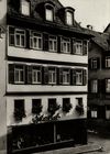 Bild wohl aus den 1950er Jahren, nach dem Bau der Landeszentralbank an Stelle des 1945 zerstörten Nachbarhauses „Lamm-Post“ (StadtA Schwäb. Hall FS 53502)