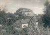 Blick von der Crailsheimer Straße auf das Bürgerheim in den 1930er Jahren. Die heutige Hauptverkehrsstraße war damals geprägt von Gärten, Scheunen und einzelnen Wohnhäusern wie den beiden heute verschwundenen Gebäuden Crailsheimer Straße 24 und 26 im Vordergrund (StadtA SHA AL/0040)