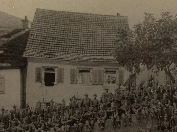 Ausschnitt aus einem Gruppenbild von Soldaten des III. Bataillon des Reserve-Infanterie-Regiments 121, vermutlich kurz vor dessen Abmarsch in den Ersten Weltkrieg am 11. August 1914 (StadtA SHA R89/22)