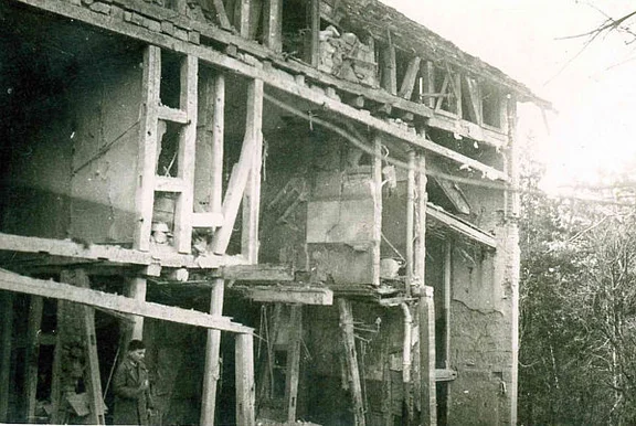 Schäden am Haus nach dem amerikanischen Bombenangriff auf den Bahnhof am 23. Februar 1945. Einige Bomben verfehlten das Ziel und trafen Unterlimpurg. Fotograf unbekannt (StadtA Schwäb. Hall R102/049)