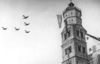Flugzeuge des Typs Junkers Ju-52 der Luftwaffe überfliegen beim feierlichen Einzug der Garnison des Fliegerhorsts Hessental den mit einer Hakenkreuzfahne geschmückten Turm von St. Michael, 17. März 1936 (StadtA Schwäb. Hall AL-0007)