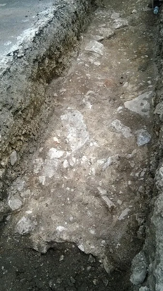 Detailansicht der Befunde bei der archäologischen Probegrabungen im Vorfeld der Neugestaltung des Haalplatzes im Juni 2018, Schnitt westlich der südlichen Haalmauer; vermutlich Fundamentreste der Salinenschmiede. Foto: Daniel Stihler (StadtA Schwäb. Hall DIG 10986)