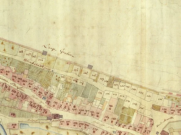 Ausschnitt aus einem Stadtplan von 1816. Dem Zeichner scheint bei der Lage des Turms (Bildmitte) ein Fehler unterlaufen zu sein. Er befand sich nicht dort, sondern etwas weiter links (bzw. südlich) bei dem Haus Nr. 257, das durch das links davon gelegene Gartengrundstück leicht zu erkennen ist (StadtA SHA S10/2248)