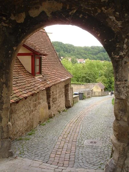 Durch das Badtörle gesehen. Bild aus dem Juni 2007. Foto: Daniel Stihler (StadtA SHA Server Häuserlexikon)