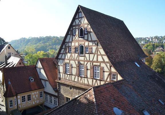 Blick auf das Ensemble der „Keckenburg“ aus dem schräg gegenüber gelegenen Haus Obere Herrngasse 12, Oktober 2018. Foto: Daniel Stihler (StadtA Schwäb. Hall DIG 11101)