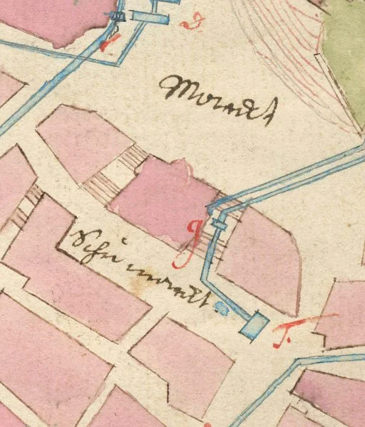 Ausschnitt aus dem Entwurf zum Wasserleitungsplan von 1740, demzufolge sich zwischen Rathaus und Widmanhaus ein Brunnen befand (StadtA Schwäb. Hall 4/1136a)