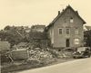 Nach dem Beginn der Abbrucharbeiten, die Scheune ist bereits abgerissen. Der „Mercedes“ rechts im Bild trägt ein Schild „Fahrschule“. Foto: privat (StadtA Schwäb. Hall DIG 06485)