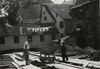 Das Badehaus und die Rückseite des Hauptgebäudes während der Bauarbeiten zur Überdolung des Heimbachs, August 1933. (StadtA Schwäb. Hall FS 12276)