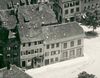 Auf einem Luftbild aus den 1920er Jahren, zusammen mit dem Nachbarhaus Schulgasse 9 (dunkles Gebäude am Rand) (StadtA Schwäb. Hall AL/0040)