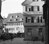 Weiterer Blick aus der Schwatzbühlgasse, rechts im Vordergrund die Weinstube Dauch (Neue Straße 23). Undat., um 1928-1934. Fotograf unbekannt (StadtA Schwäb. Hall DIG 05806, Original: Ivo Lavetti / www.nostalgus.de, alle Rechte vorbehalten)